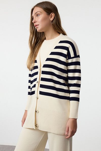 Trendyol Modest Jacquard csíkos kardigán és nadrág szett - kőgombos részlet TCTAW24US00054