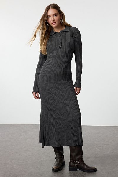 Trendyol Modest Anthrazitfarbenes, geripptes Strickkleid mit Polokragen TCTAW25EB00131