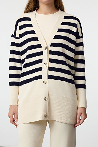 Trendyol Modest Ζακάρ ριγέ ζακέτα και παντελόνι - Λεπτομέρεια με πέτρινο κουμπί TCTAW24US00054