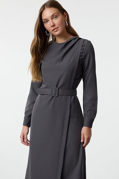Trendyol Modest Drapiertes, graues, zweireihiges Crêpe-Kleid - Tctaw25Eb00122