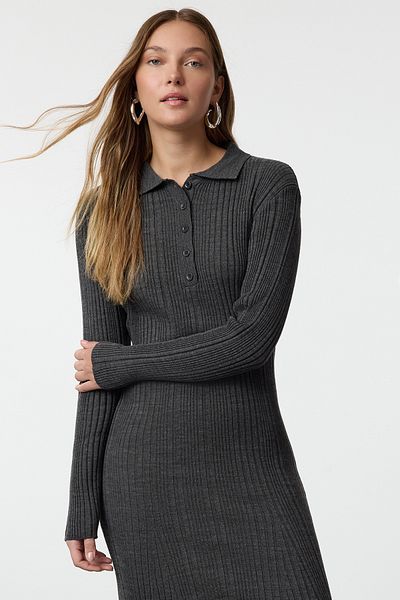 Trendyol Modest Anthrazitfarbenes, geripptes Strickkleid mit Polokragen TCTAW25EB00131
