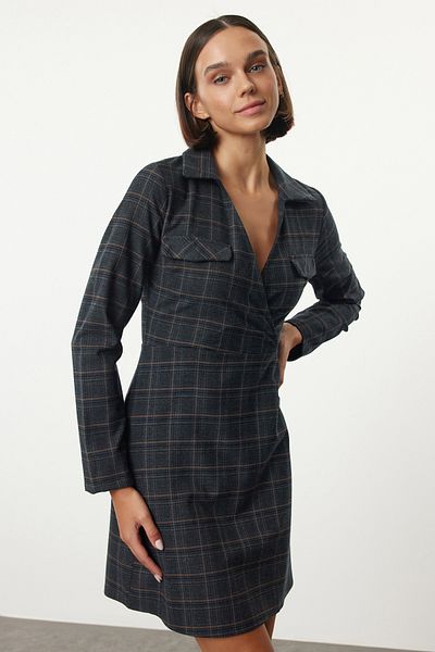 Trendyol Collection Anthrazitfarbenes kariertes A-Linien-Mini-Winterkleid mit zweireihigem Kragen TWOAW25EL00368