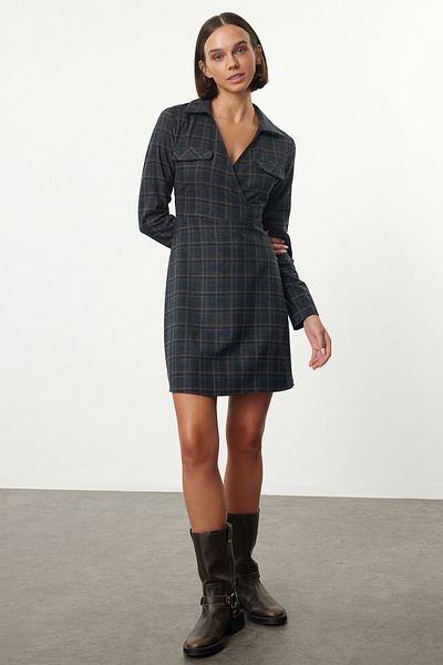 Trendyol Collection Anthrazitfarbenes kariertes A-Linien-Mini-Winterkleid mit zweireihigem Kragen TWOAW25EL00368