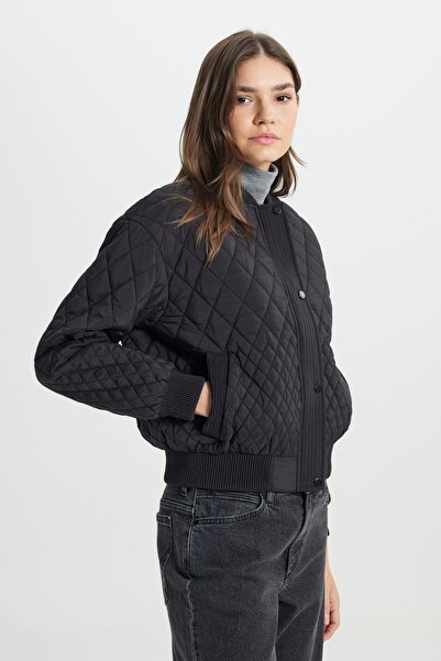 WRANGLER Loose Fit Relaxed Cut Quilted Detailed Women's Black Bomber Jacket