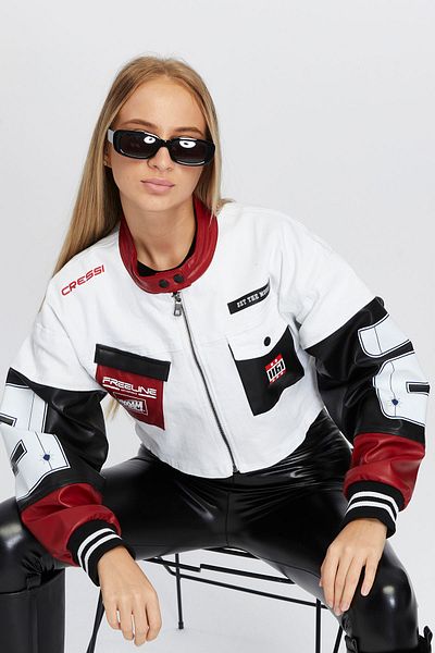 Black Level Jachetă de blugi supradimensionată pentru femei, cu mâneci din piele, cu fermoar, haine de motociclist, jachetă de curse cu imprimeu