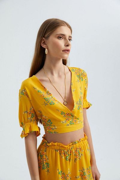 Hiccup Κοντομάνικο Crop Top με λουλουδάτο γιακά Surplice