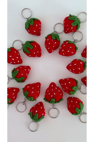 Âlâ Atelier Y2K Knitted Strawberry Patterned Keychain Bag