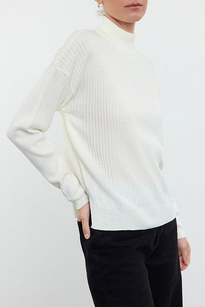 Edit by Trendyol Oversize'owy sweter z dzianiny w kolorze ecru - ściągaczowy kołnierz ze stójką Tedaw25Kz00017