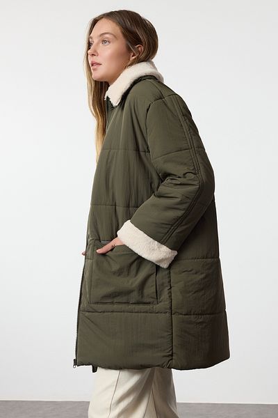 Trendyol Collection Khakifarbener, übergroßer Steppmantel mit Plüschkragen – wasserabweisend TWOAW25MO00210