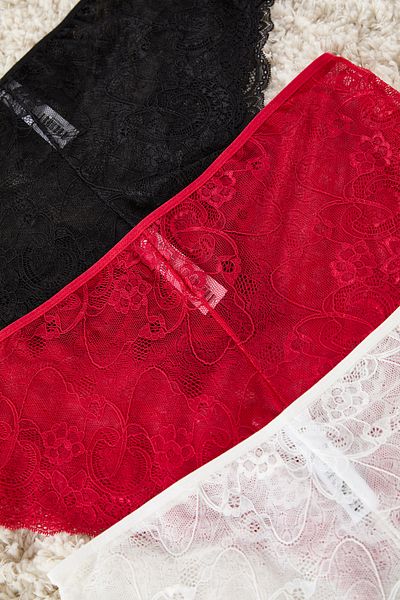 Trendyol Curve Weiches Spitzenhöschen in Übergröße – Schwarz, Ecru, Rot TBBAW25CM00008