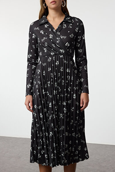 Trendyol Collection Barevný květinový potisk – plisovaná sukně a dvouřadý límec pletené maxi šaty Twoaw25El00463