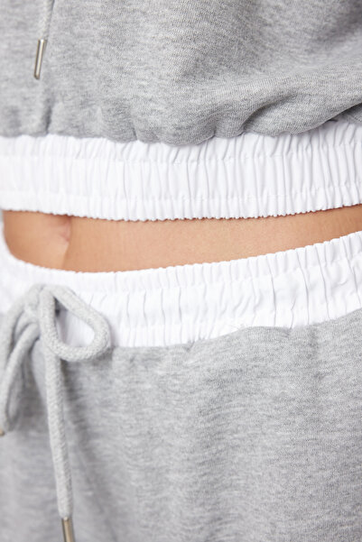 Trendyol Collection Šedá melanžová tkaná zdobená tlustá pletená mikina - Regular Fit Twoaw25Sw00192