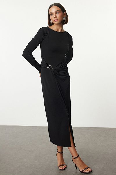 Trendyol Collection Schwarzes, flexibles Maxi-Strickkleid mit Accessoire-Detail, passend für den Körper, TWOAW25EL00462