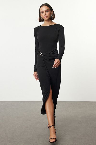Trendyol Collection Schwarzes, flexibles Maxi-Strickkleid mit Accessoire-Detail, passend für den Körper, TWOAW25EL00462