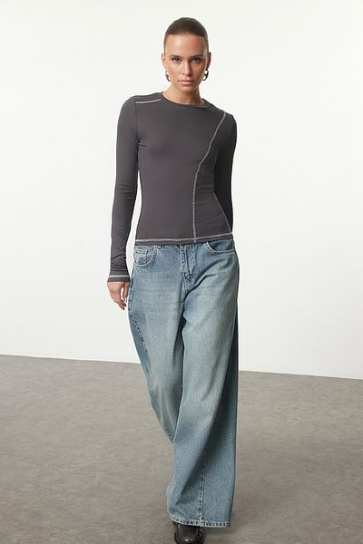 Trendyol Collection Ελαστική πλεκτή μπλούζα με λαιμόκοψη από ανθρακί με λεπτομέρεια Karyoka - Εφαρμόζεται στο σώμα, TWOAW25BZ00228