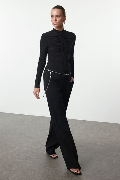 Trendyol Collection Czarne dzianinowe body z falbanką i napami Tpraw25Bd00003