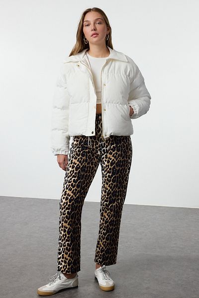 Trendyol Collection Pufferjacke aus Cord – Ecru, übergroßer Hemdkragen TWOAW25MO00230