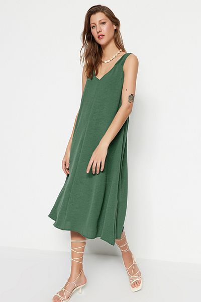 Trendyol Collection Zielona wygodna tkana sukienka midi z dekoltem w kształcie litery V TWOSS23EL00882