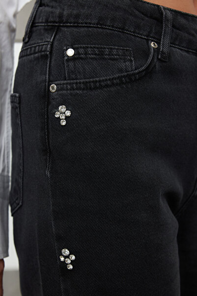 Trendyol Collection Blugi Mom cu talie înaltă cu pietre negre TWOAW25JE00255