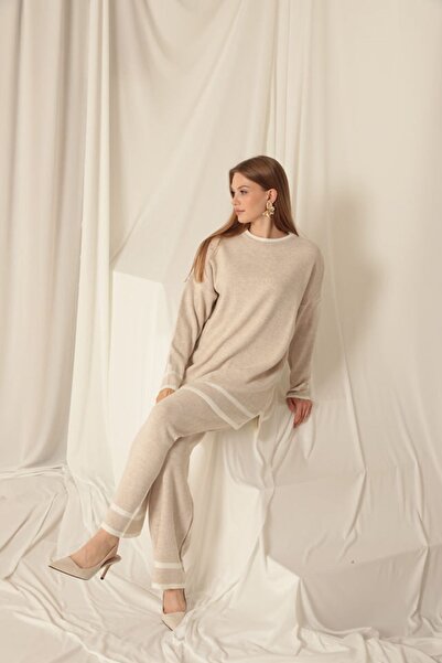 bayansepeti Новий сезон - Жіночий комплект з трикотажного светру та брюк з коміром-стійкою та смужками