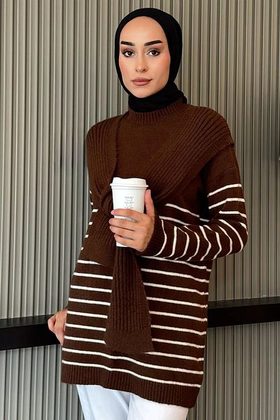 julude سترة محبوكة برقبة دائرية مخططة ووشاح - بني