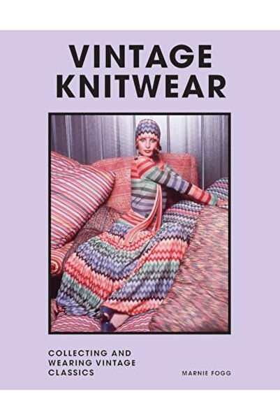 Harper Collins جمع وارتداء الملابس المحبوكة القديمة من تصميم المصممين الكلاسي...