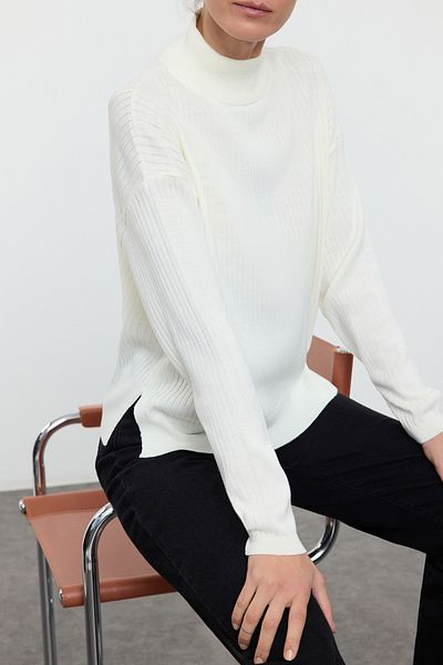 Edit by Trendyol Oversize'owy sweter z dzianiny w kolorze ecru - ściągaczowy kołnierz ze stójką Tedaw25Kz00017