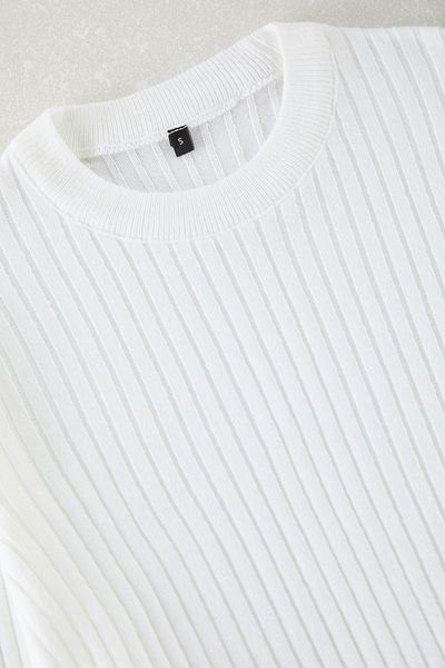 Trendyol Collection Weißer, schmaler, gestreifter Strickpullover mit Rundhalsausschnitt TEDAW25KZ00018