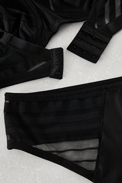 Trendyol Curve Σετ εσωρούχων με μαύρη ρίγα μεγάλου μεγέθους - Underwire χωρίς καπάκι TBBAW25DG00002