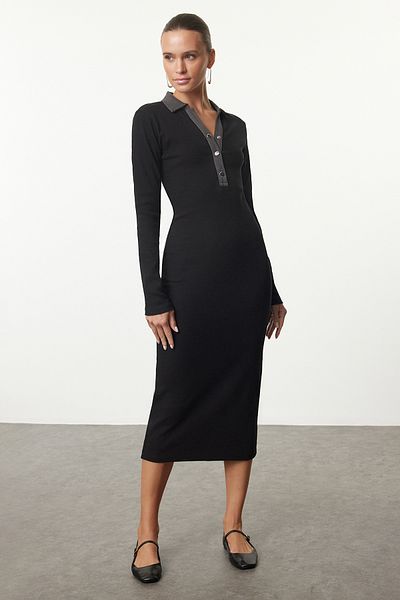Trendyol Collection Μαύρο μίντι πλεκτό φόρεμα με λεπτομέρεια με κούμπωμα και εφαρμογή Bodycone TWOAW25EL00452