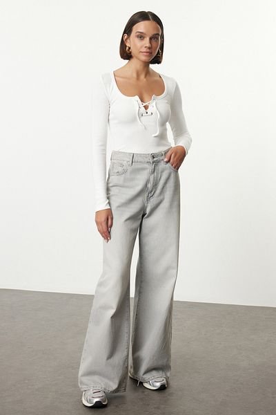 Trendyol Collection Flexible Strickbluse – Weiß, Poolkragen, Bindedetail, körperbetont TWOAW25BZ00229