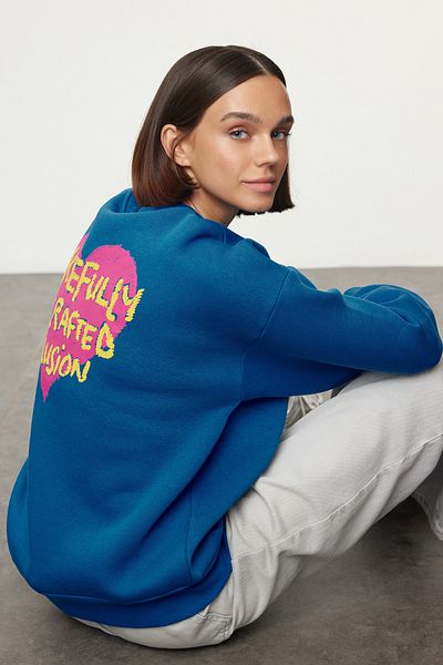 Kolekcia Trendyol Fleecová mikina Saks Oversize – reliéfna potlač na hrudi a chrbte, hrubé vnútorné Twoaw24Sw00226