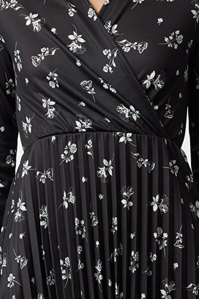 Trendyol Collection Barevný květinový potisk – plisovaná sukně a dvouřadý límec pletené maxi šaty Twoaw25El00463