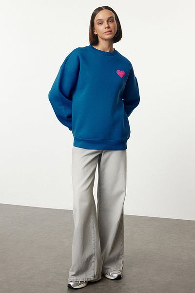 Kolekcia Trendyol Fleecová mikina Saks Oversize – reliéfna potlač na hrudi a chrbte, hrubé vnútorné Twoaw24Sw00226