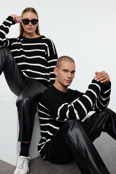 Trendyol Collection Schwarzer, lässiger, gestreifter Unisex-Sweatshirt mit übergroßer Passform für Paare/Paare mit breiter Passform und Rundhalsausschnitt TMNAW23KZ00285