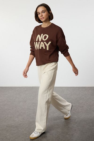 Trendyol Collection Vyšívaná tlustá pletená mikina Crew Neck Brown Slogan - Twoaw25sw00040