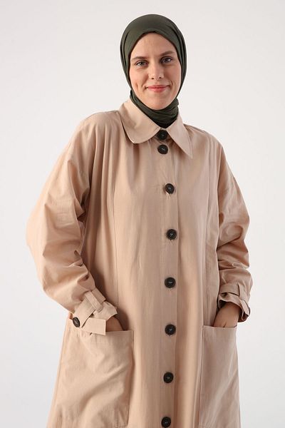 ALLDAY Beigefarbene Abaya aus 100 % Baumwolle mit doppelt geschlitztem Hemdkragen