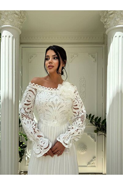 1Moda1Tarz Kadın Beyaz İthal Dantel Kumaş Gül Aksesuarlı Piliseli Astarlı Tasarım Elbise