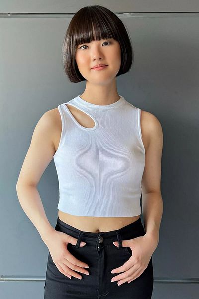 GÜLSELİ Crew Neck White Camisole Crop Top - Γυναικεία μπλούζα με μπροστινό παράθυρο