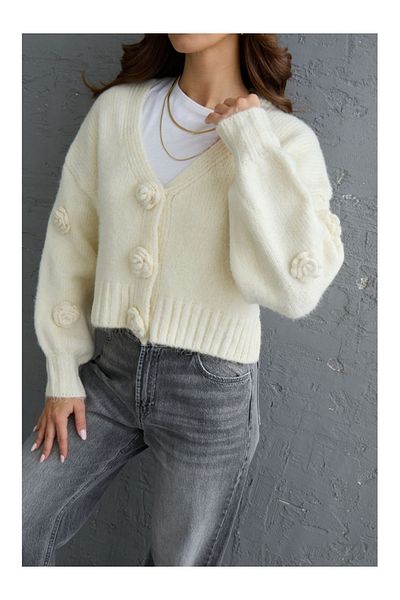 Elif Özbey Butik Ecrufarbene Strickjacke mit Pompon-Blumenmuster und Druckknöpfen