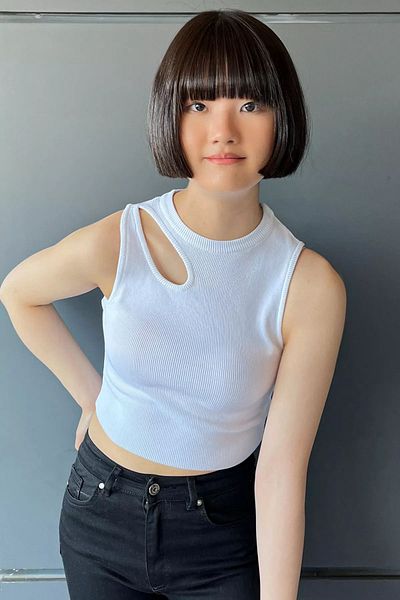 GÜLSELİ Crew Neck White Camisole Crop Top - Γυναικεία μπλούζα με μπροστινό παράθυρο