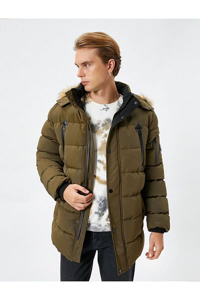 Koton Pufferjacke mit Kapuze, Kunstpelzkragen und Reißverschlusstasche im Detail