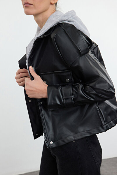 Edit by Trendyol Černý kabát s kapucí z umělé kůže - Regular Fit Tedaw25Mo00000