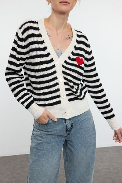Edit by Trendyol Ecru gestreifte Strickjacke mit Stickerei-Detail - Tedaw25Hi00004