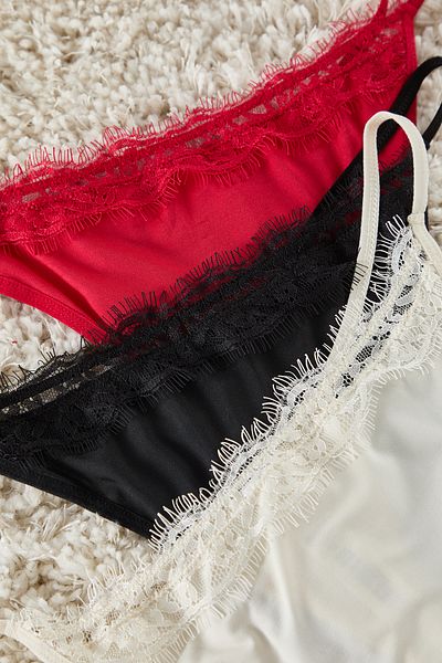 Trendyol Curve Pachet de 3 chiloți tanga din dantelă roșu-ecru-negru TBBAW25CM00010