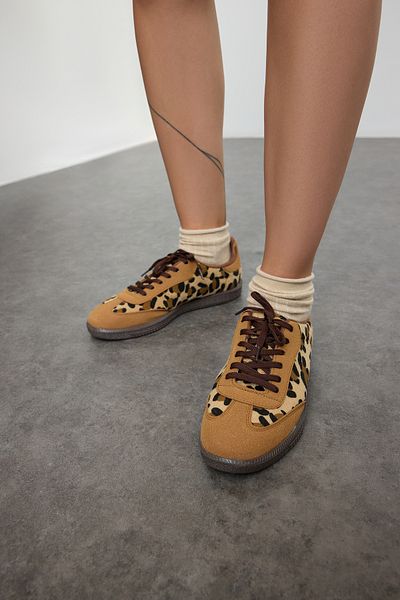 TRENDYOL SHOES Braune Retro-Sportschuhe für Damen mit Leopardenmuster und Schnürung TAKAW25SN00053