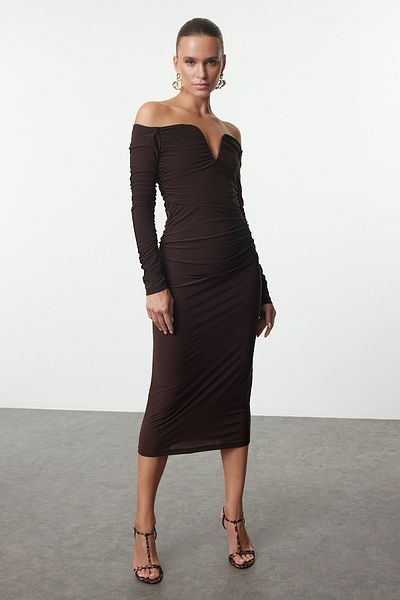 Trendyol Collection Braunes, körperbetontes Strickkleid mit Carmen-Ausschnitt TPRAW25EL00073