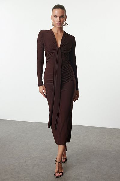 Trendyol Collection Hnědé vypasované stylové šaty s výstřihem do V Tpraw25El00043