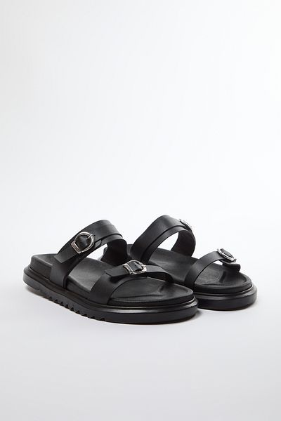 TRENDYOL SHOES Černé dámské pantofle s dvojitou přezkou a tlustou podrážkou TAKAW25TE00008