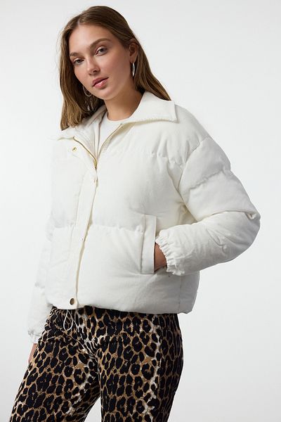 Trendyol Collection Pufferjacke aus Cord – Ecru, übergroßer Hemdkragen TWOAW25MO00230